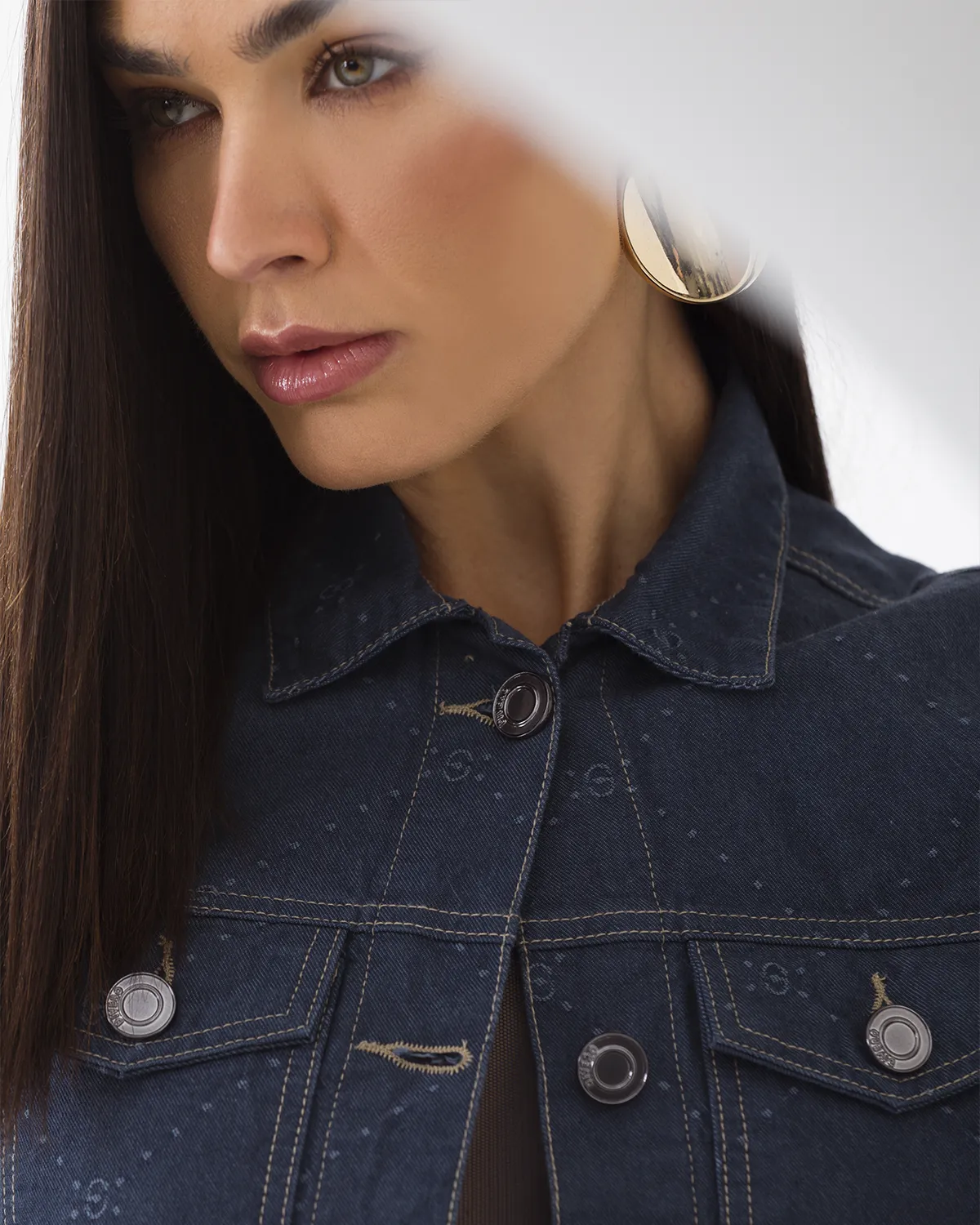 Modelo vestindo jeans Divero